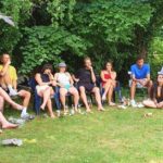 Seminarteilnehmer:innen hören sich an, was die Seminarleiterin erzählt