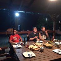 talk2move Führungskräfte sitzen am Tisch fürs Abendessen