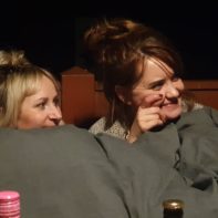 Nadine und Magda kuscheln sich unter der Decke ein