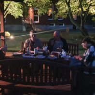 talk2move Führungskräfte sitzen gemeinsam am Tisch und essen