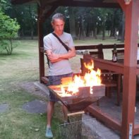Simon steht am Grill