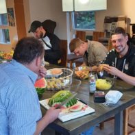 talk2move Führungskräfte bereiten gemeinsam Essen vor