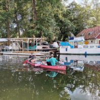zwei Fundraiser sitzen im Kanu