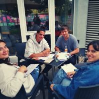 Fundraiser bereiten ein Idealismus-Thema in Gruppenarbeit vor