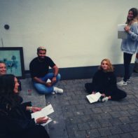 Fundraiser bereiten ein Idealismus-Thema in Gruppenarbeit vor
