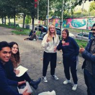 Fundraiser bereiten ein Idealismus-Thema in Gruppenarbeit vor