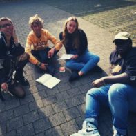 Fundraiser bereiten ein Idealismus-Thema in Gruppenarbeit vor