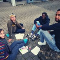 Fundraiser bereiten ein Idealismus-Thema in Gruppenarbeit vor