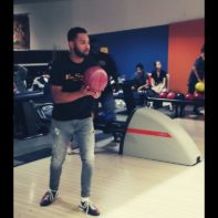 Fundraiser hält eine Bowlingkugel in der Hand