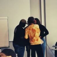 Fundraiser sprechen sich vor ihrer Präsentation ab