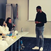 Fundraiser stellen ihre Gruppenarbeit vor zum Idealismusseminar