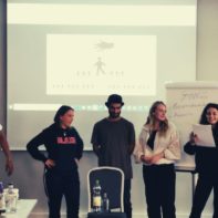 Fundraiser stellen ihre Gruppenarbeit vor zum Idealismusseminar