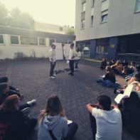 Fundraiser stellen ihre Gruppenarbeit vor zum Idealismusseminar