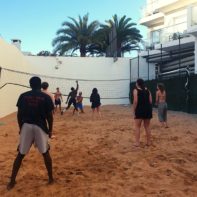 talk2move-Team spielt Beachvolleyball auf Gran Canaria
