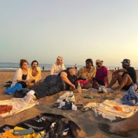 talk2move-Team chillt am Strand auf Gran Canaria