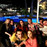 Gruppenfoto mit Drinks vor dem Pool