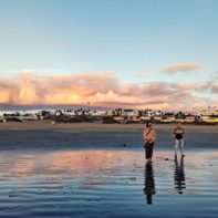 zwei Fundraiser betrachten den Sonnenuntergang auf Gran Canaria