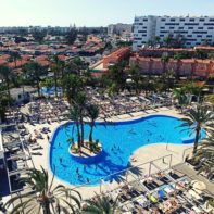 Blick auf einen Pool von einem Hotel auf Gran Canaria