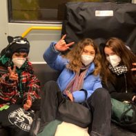 Fundraiser sitzen auf dem Boden in der Bahn