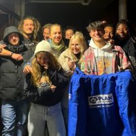 talk2move Fundraiser machen ein Gruppebild im Freien