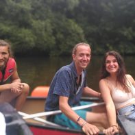 drei Fundraiser sitzen zusammen in einem Kanu