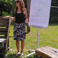 Eine talk2move Führungskraft steht vor einem Whiteboard mit einer Krokodilzeichnung