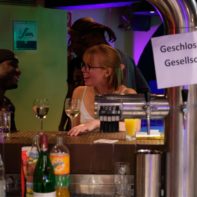 zwei Fundraiser unterhalten sich an der Bar