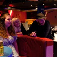 Drei talk2move Mitarbeiter sitzen mit Getränken da