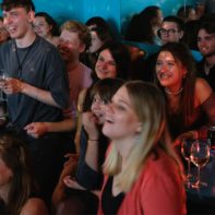 Fundraiser schauen gespannt den Ehrungen zu