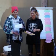 Zwei Fundraiser sprechen vor einer Gruppe