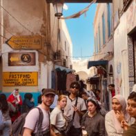 Mehrere Fundraiser bei einem Basar in Tunesien