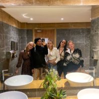 Fünf Fundraiserinnen machen ein Spiegelselfie vorm Waschbecken einer Toilette