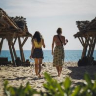 Zwei junge Frauen am Strand von Tunesien