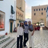 drei Fundraiserinnen in einer Gasse in Tunesien