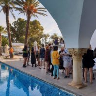 Eine Gruppe Fundraisern steht am Pool