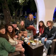 Eine Gruppe talk2move Mitarbeiter sitzt gemeinsam in der Hotelbar