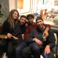 Vier Fundraiser kuscheln auf einem Sofa