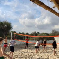 Mehrere talk2move Mitarbeiter spielen gegeneinander Beach-Volleyball