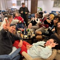Eine Gruppe von Fundraisern in der Hotellobby an einem runden Tisch mit alkoholischen Getränken