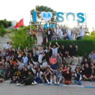 Ein Gruppenbild vor einem großen blauen "I-Love-SOS-Akouda"-Schild