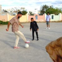 Eine Gruppe von Fundraiser spielen gemeinsam mit Kindern aus dem SOS-Kinderdorf Fußball