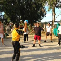Eine Gruppe von Fundraisern spielen gemeinsam mit Kindern aus dem SOS-Kinderdorf Ball