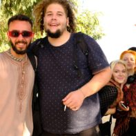 Vier Fundraiser stehen Arm in Arm und lächeln