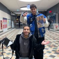 Zwei Fundraiser mit Tablet und Infomaterial stehen in einem Bahnhof